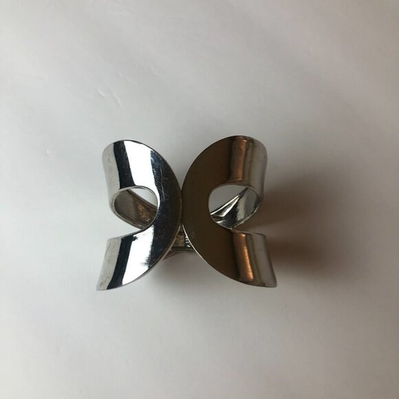 Figure Eight Hinge Cuff Silver - Picture 4 of 8